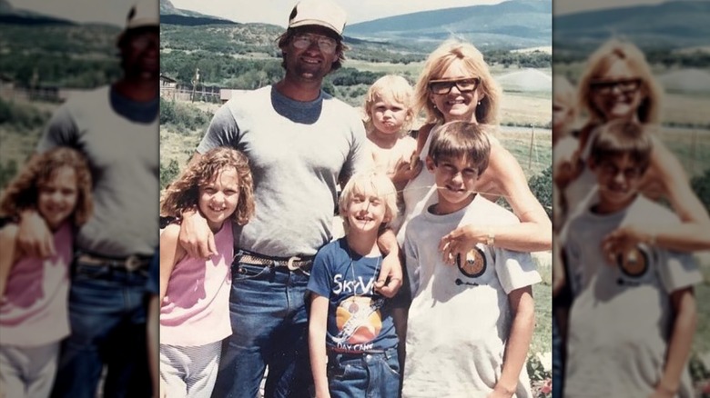 Una foto de Goldie Hawn y Kurt Russell con sus hijos.