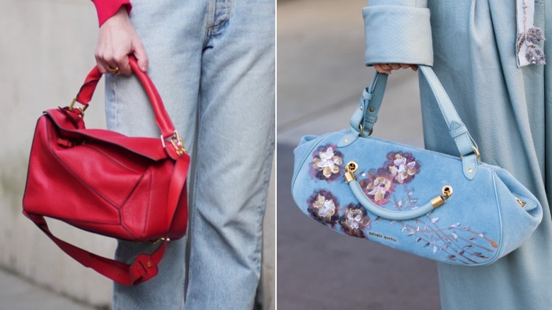 Una mujer lleva un bolso rojo, mientras que la otra lleva uno azul adornado.