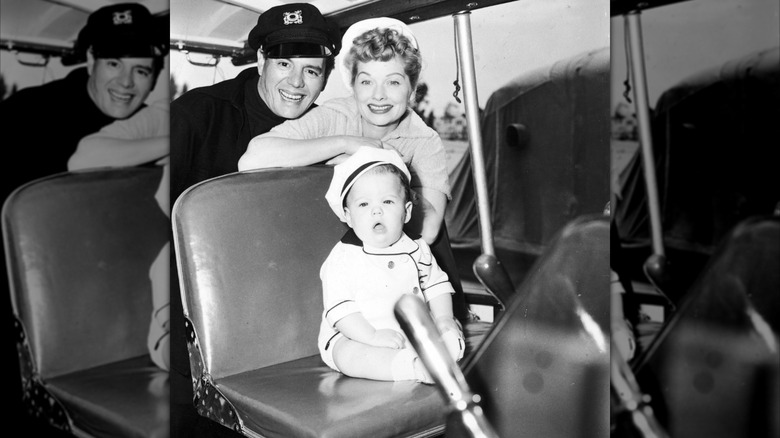 Desi Arnaz y Lucille Ball con su hija Lucie en un barco