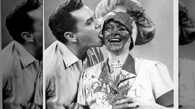 Desi Arnaz y Lucille Ball con chocolate en la cara