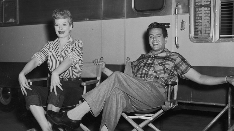Lucille Ball y Desi Arnaz delante de un remolque