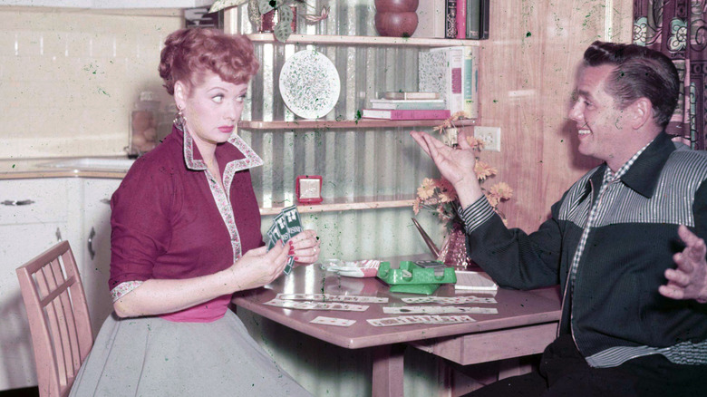 Lucille Ball y Desi Arnaz jugando a las cartas