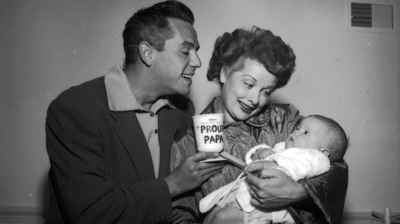 Desi Arnaz y Lucille Ball con Desi Jr.