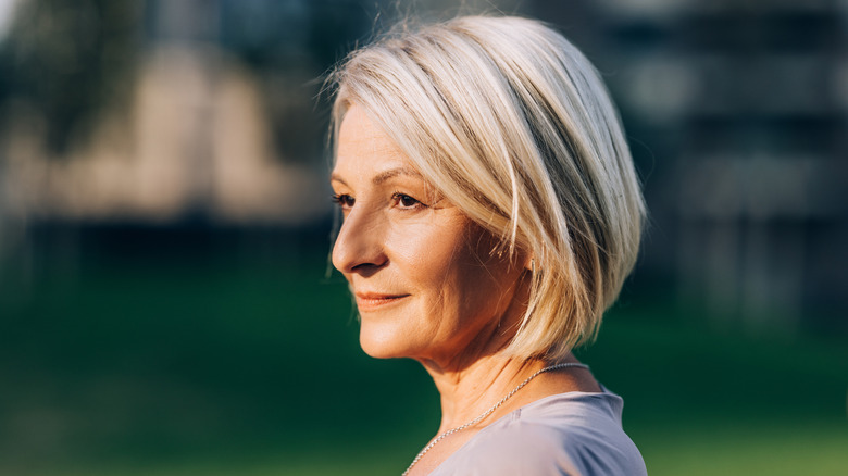 Mujer con cabello rubio claro