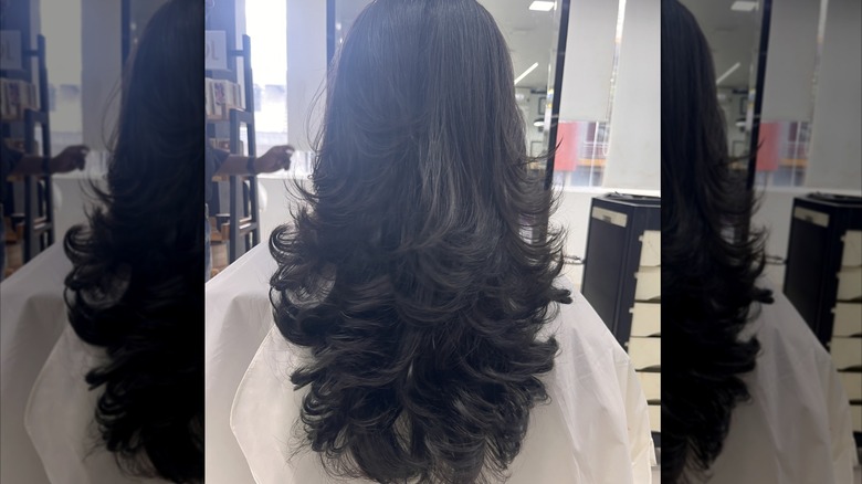 Mujer con cabello en capas