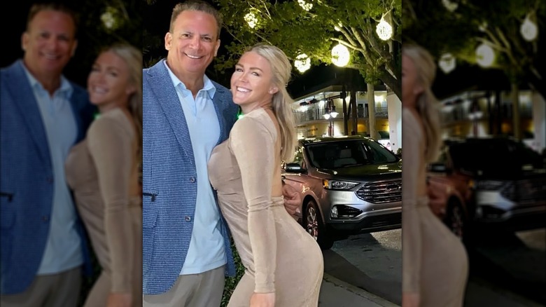 Karoline Leavitt apoyada en Nicolas Riccio para una foto