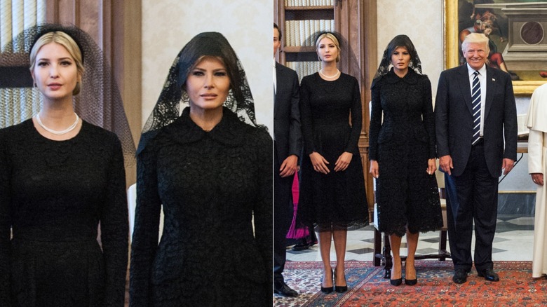 Ivanka y Melania están una al lado de la otra con vestidos negros, tacones negros y velos negros. El velo de Ivanka es más fino, mientras que Melania lleva un velo grueso de encaje negro.