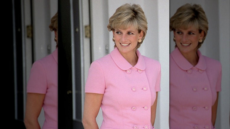 La princesa Diana con un vestido de traje rosa con grandes botones y cuello estilo Peter Pan