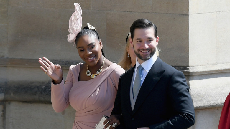 Serena Williams y Alexis Ohanian entrando a la boda del príncipe Harry con Meghan Markle