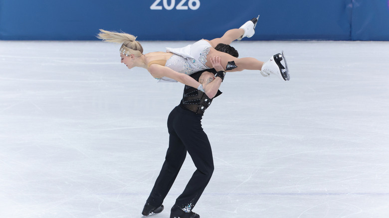 Paul Poirier y Piper Gilles haciendo un levantamiento