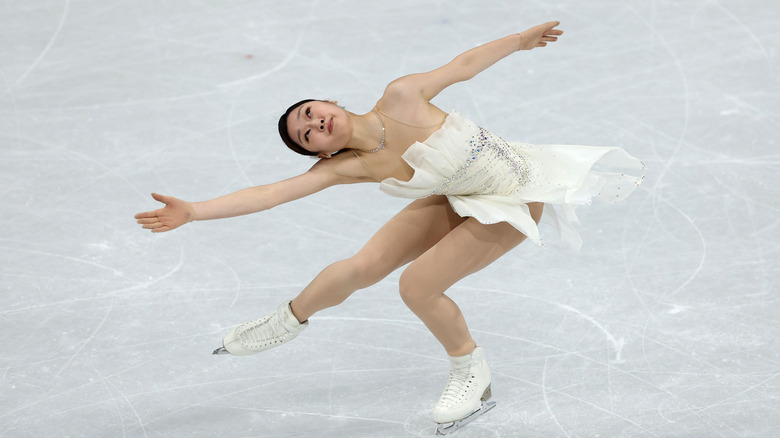 Shin Ji-a con un vestido blanco