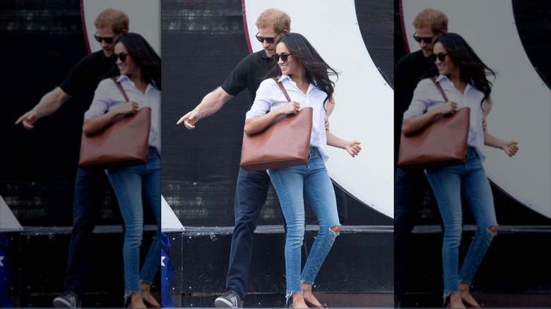 Meghan Markle usa jeans ajustados, camisa con botones y zapatos planos.