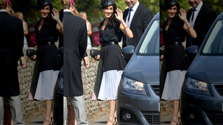 Meghan Markle lleva una falda hasta la rodilla y un top con botones