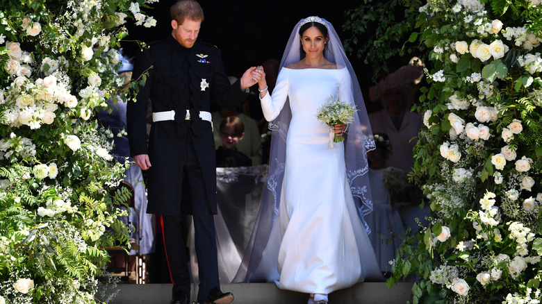 Meghan Markle en la foto con el príncipe Harry con un vestido de novia blanco de manga larga