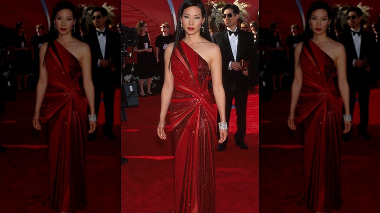 Lucy Liu en los Oscar 2000 con un vestido rojo de un solo hombro