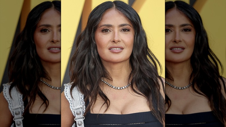 Salma Hayek posando con sus grises a la vista
