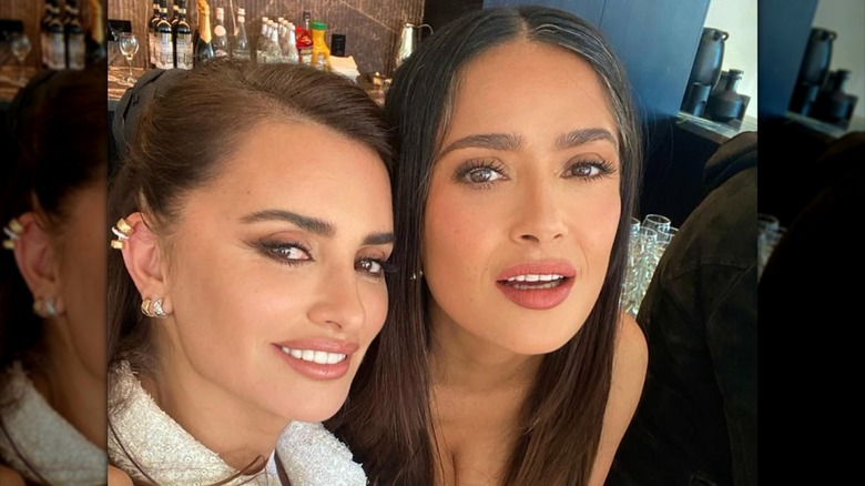 Salma Hayek luciendo sus canas mientras posa con Penélope Cruz