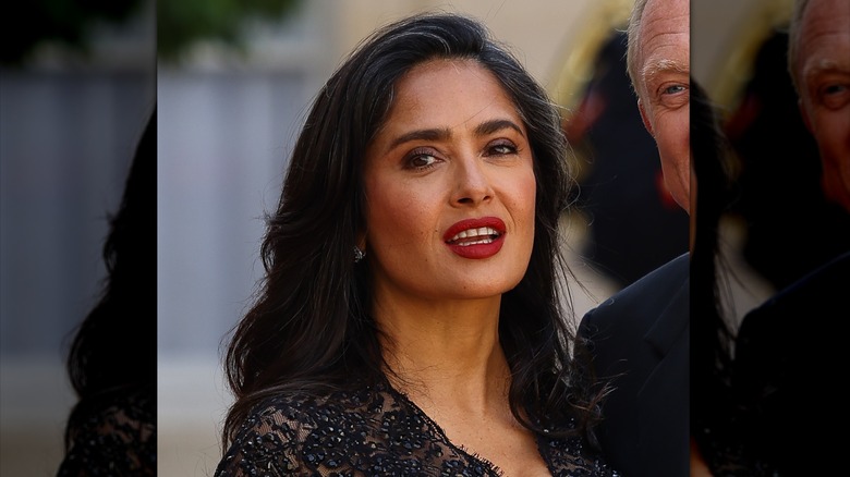 Salma Hayek con sus canas luciendo y labios rojos