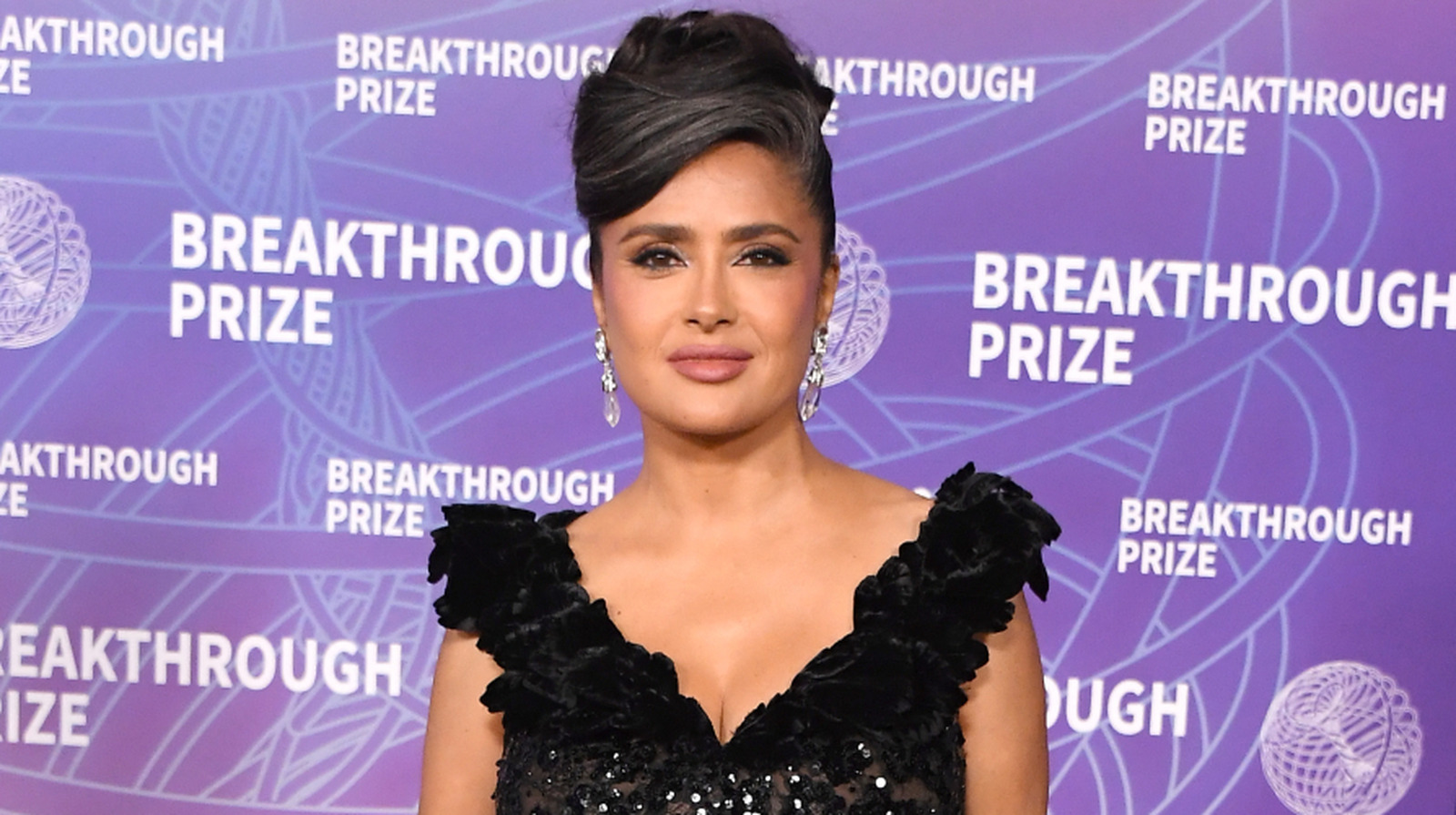 Impresionantes fotos de Salma Hayek abrazando sutilmente sus canas