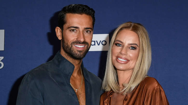 Sergio Carrallo y Caroline Stanbury posan juntos frente a un fondo azul marino