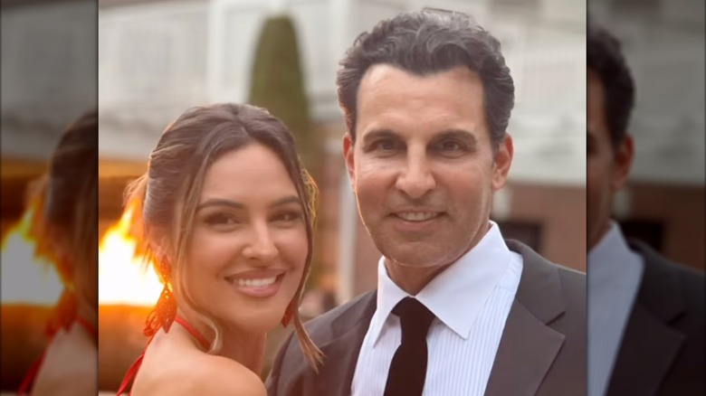 Kelsey Swanson y John Caprio sonríen juntos para la cámara durante un evento formal