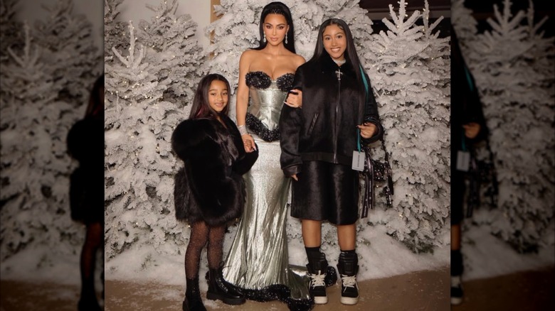 Kim Kardashian con sus hijas