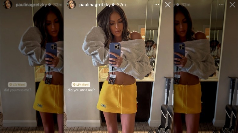 Paulina Gretzky con falda corta amarilla