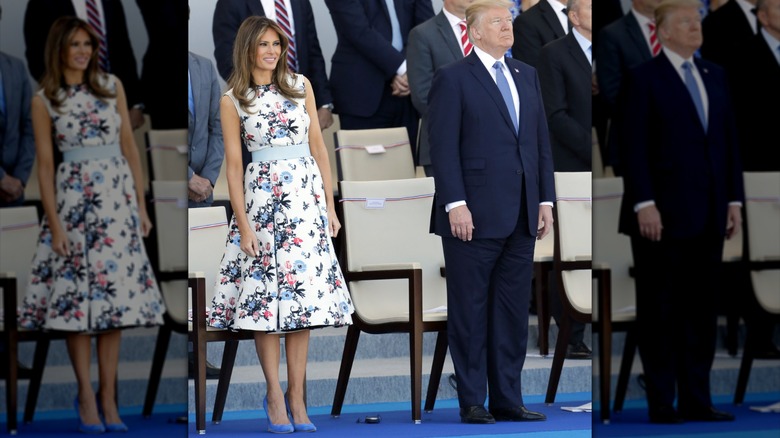 Melania Trump con un vestido blanco de flores con Donald Trump