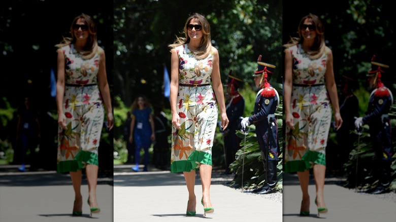 Melania Trump con un colorido vestido floral en Argentina