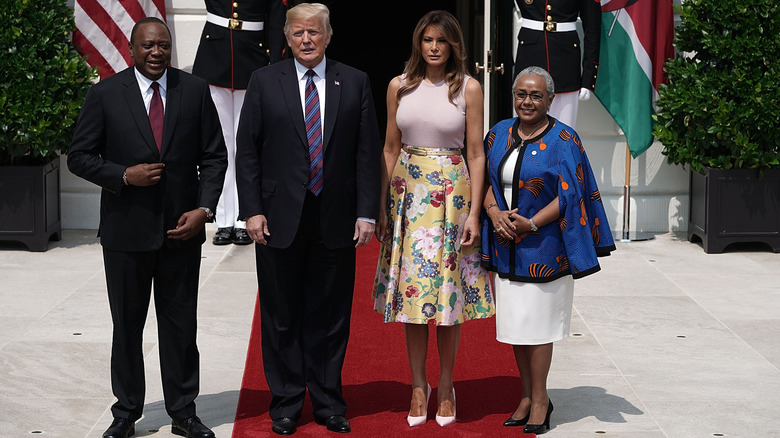 Melania Trump con una falda floral amarilla con Donald Trump y el presidente de Kenia y su esposa