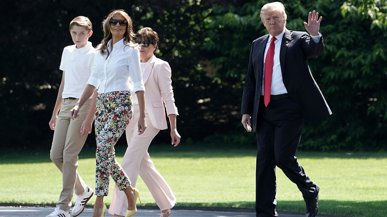 Melania Trump con Barron Trump, Donald Trump y su madre con pantalones florales y una camisa blanca