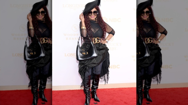 Chaka Khan llega con un conjunto completamente negro al Derby de Kentucky