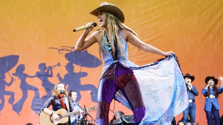 Lainey Wilson actuando en el escenario de Stagecoach 2026.
