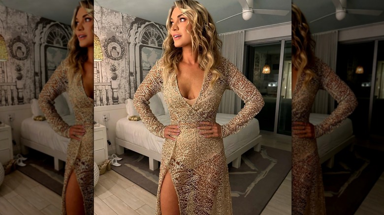 Lindsay Hubbard con un vestido dorado