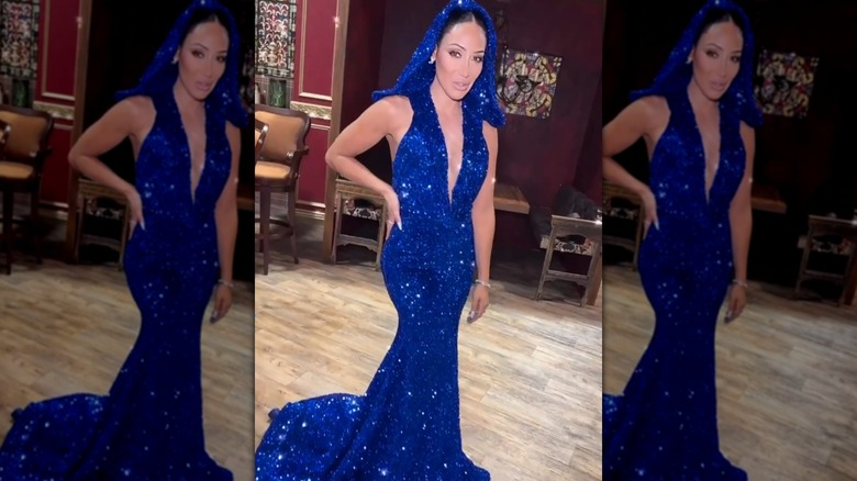 Melissa Gorga con un vestido azul brillante con capucha