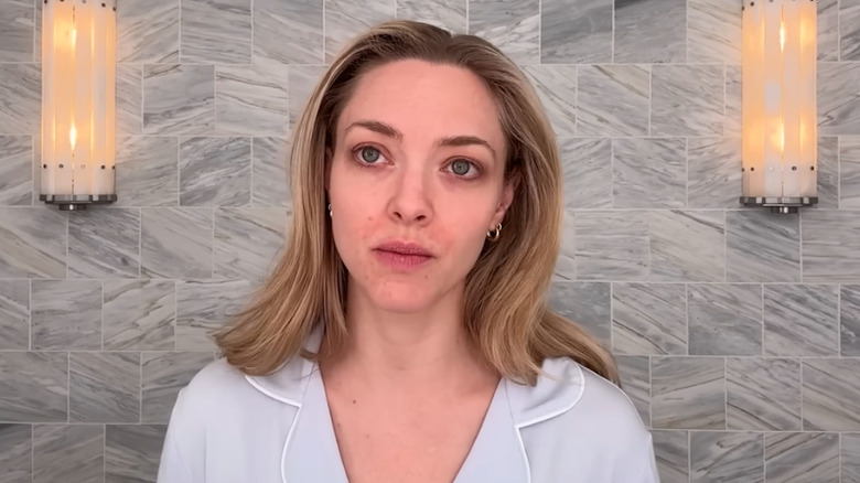 Amanda Seyfried en un vídeo con eccema en el rostro.