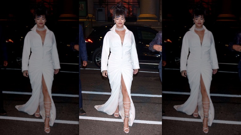 Rihanna paseando con un vestido blanco por Nueva York
