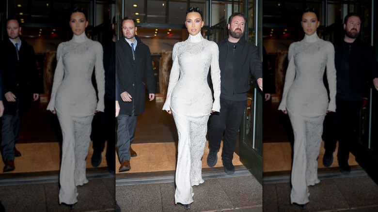 Kim Kardashian caminando con un vestido blanco en la ciudad de Nueva York