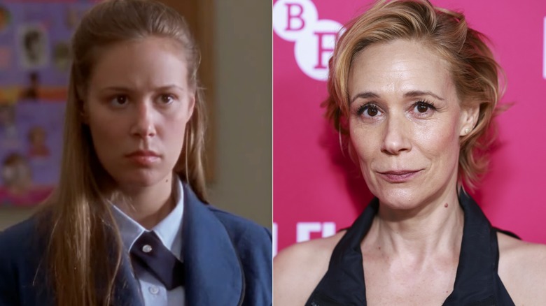 Imagen dividida de Liza Weil en Gilmore Girls a la izquierda y posando sobre un fondo rosa a la derecha.