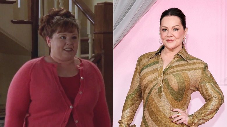 Imagen dividida de Melissa McCarthy en Gilmore Girls a la izquierda y posando con un vestido dorado en una alfombra roja a la derecha.