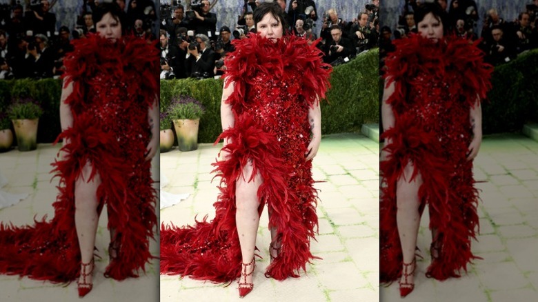 Lena Dunham llega a la Met Gala