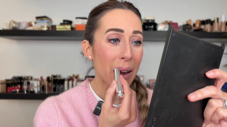 Mujer aplicando lápiz labial Dior