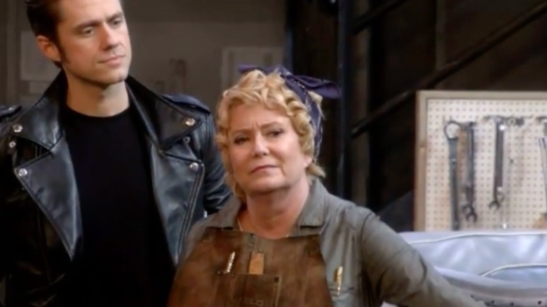 Eve Plumb aparece en el escenario interpretando a la maestra de taller, la Sra. Murdock, en 'Grease Live' de Fox en 2016.