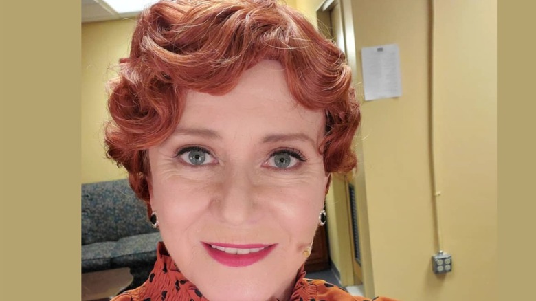 Eve Plumb usa una peluca roja mientras se viste con personajes para varios papeles teatrales y cinematográficos.