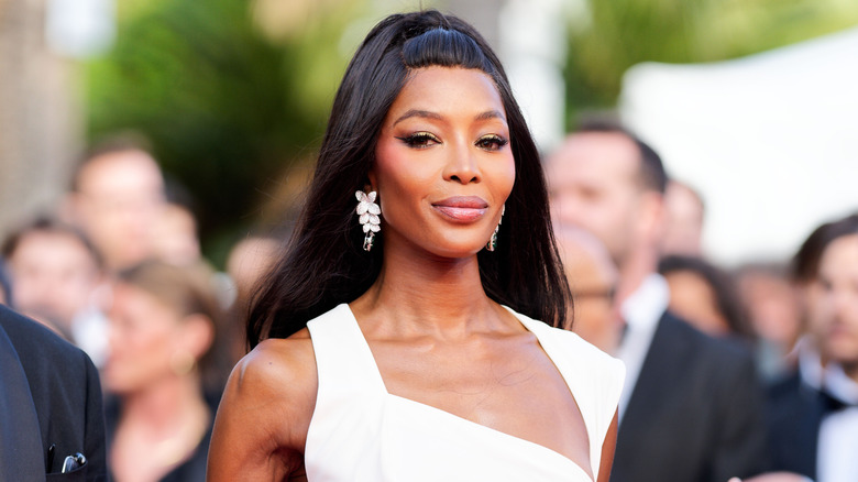Naomi Campbell luce un vestido blanco y un maquillaje lleno de glamour en un evento al aire libre