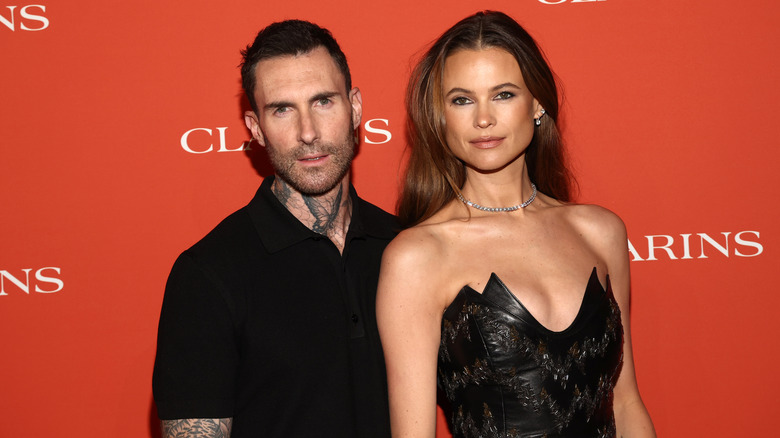 Adam Levine y Behati Prinsloo en el Clarins 