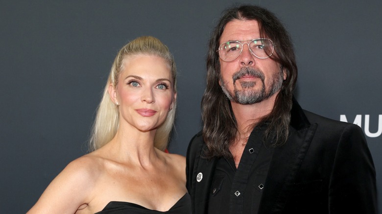 Jordyn Blum y Dave Grohl en la Persona del Año de MusiCares 2026 en enero de 2026 en Los Ángeles