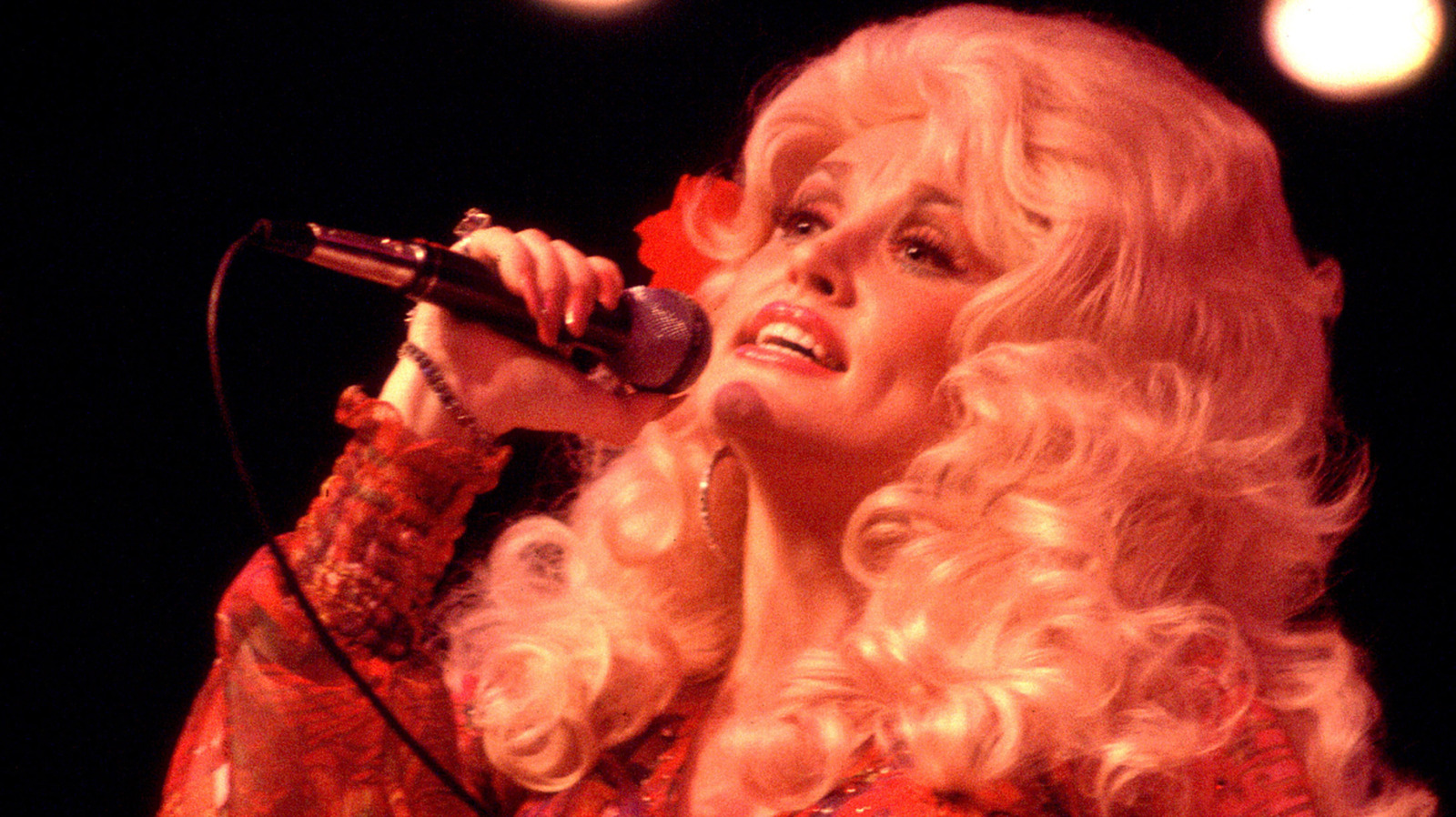 La icónica evolución del estilo de Dolly Parton a lo largo de los años en imágenes