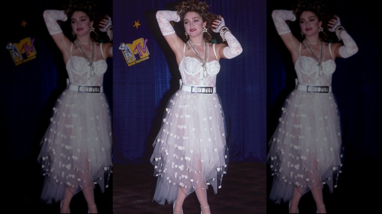 Madonna lleva un traje de encaje blanco y 