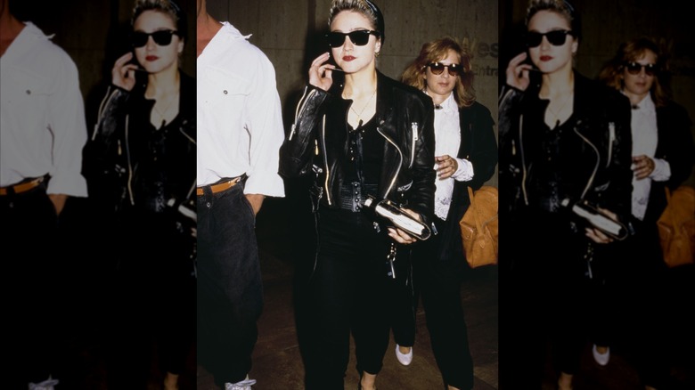 Madonna viste un traje completamente negro y una chaqueta de cuero.